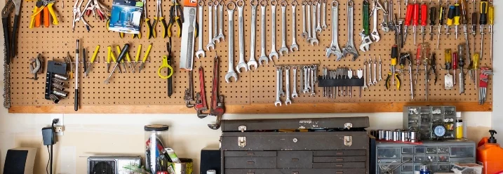 Werkbank mit Werkzeugwand